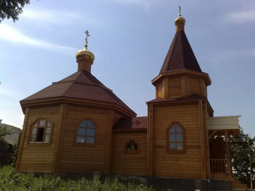 Деревянный храм пророка Илии, фотография 2010 года, ещё без благоустроенной территории вокруг
